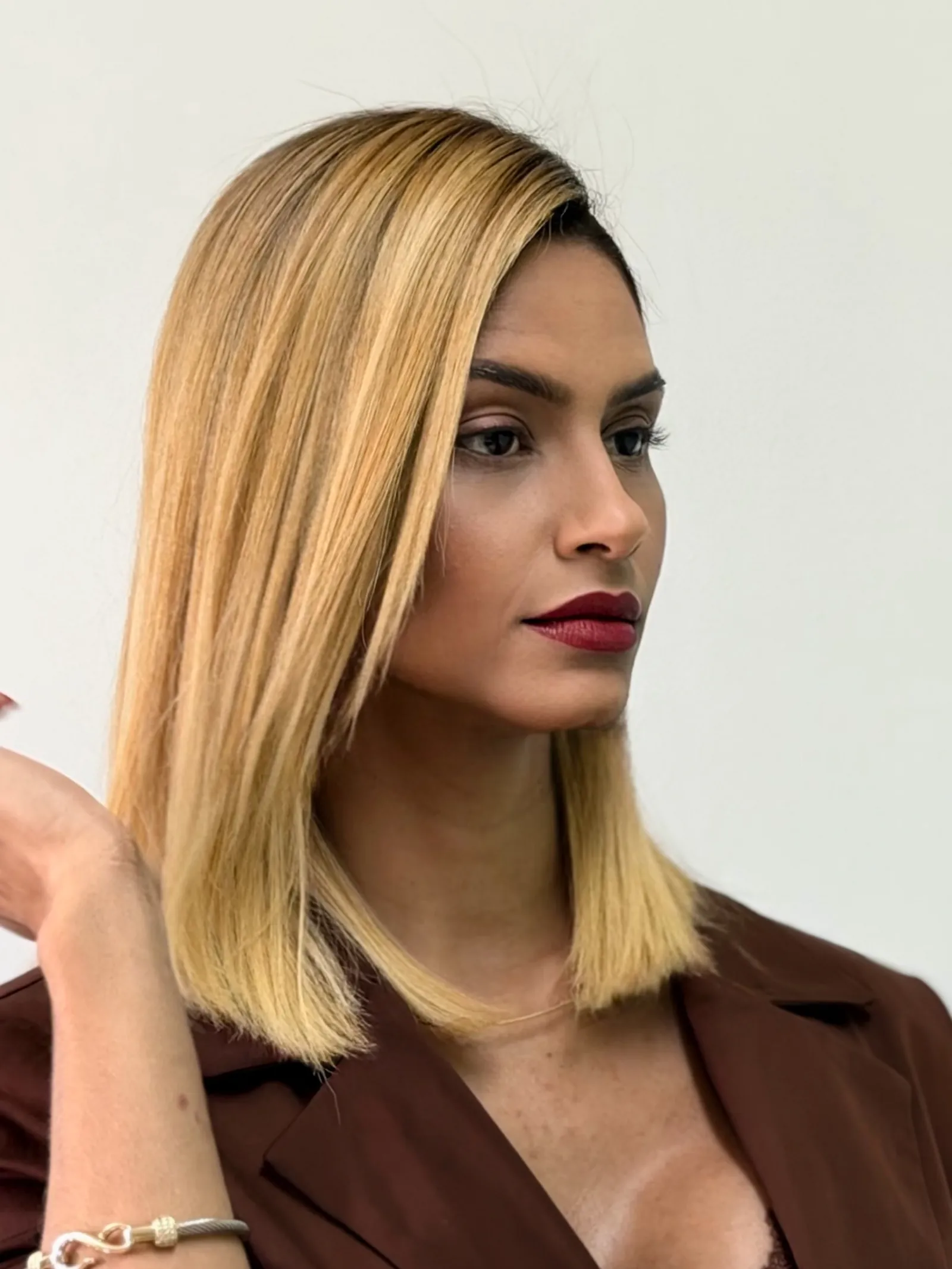Cliente do NEXO com corte chanel e mechas loiras iluminadas
